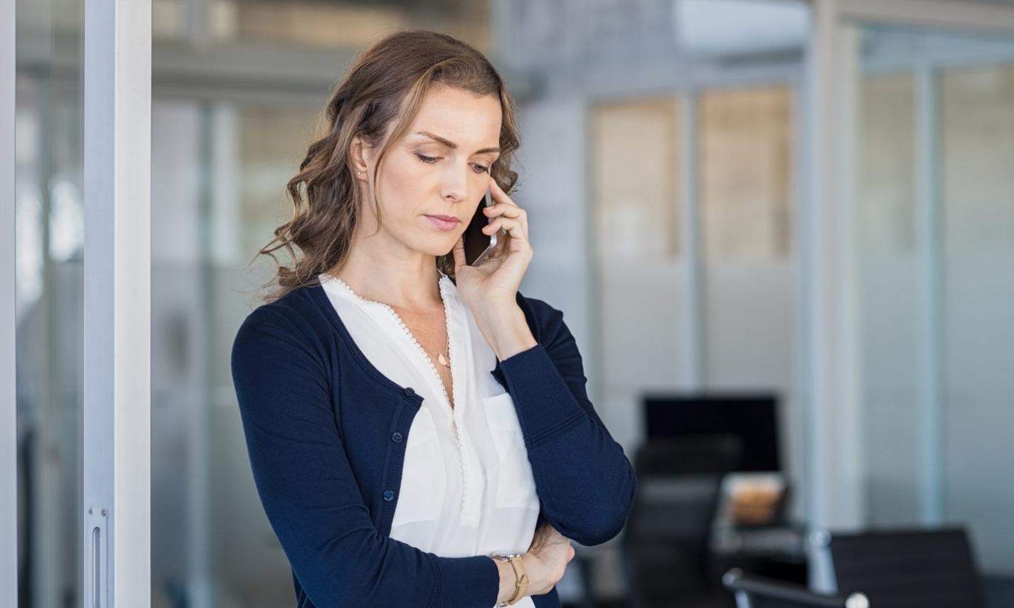 Ambiente de trabalho profissional mostrando negociações comerciais